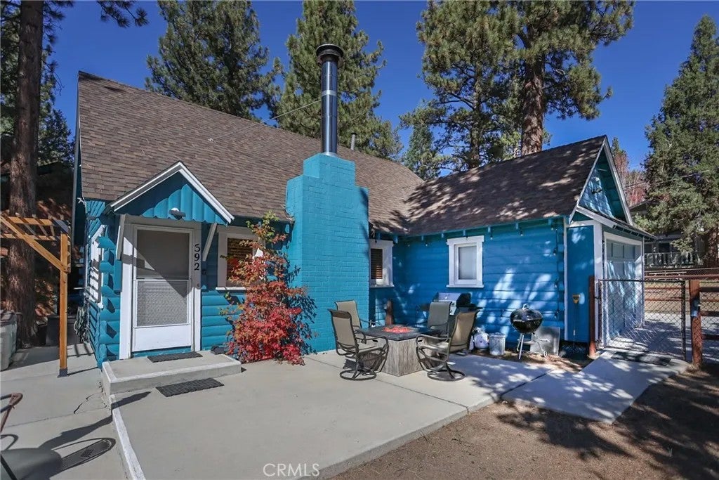 592 Douglas Street — photo