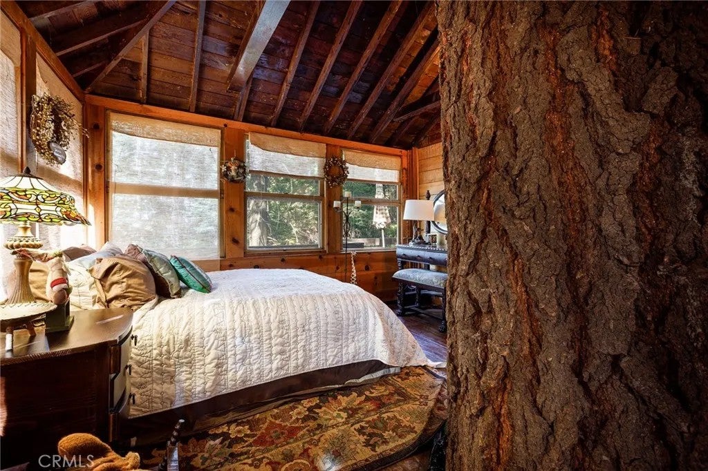 529 West Victoria Court — photo