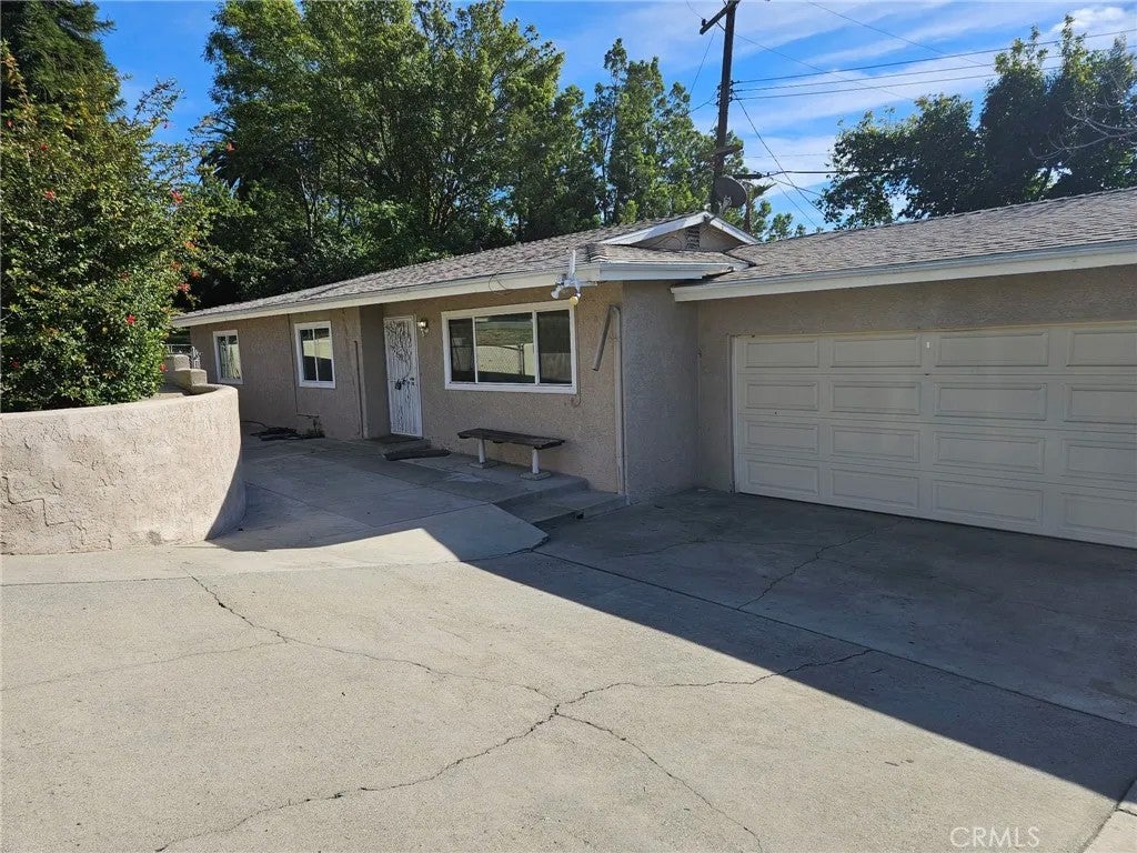 16060 Las Vecinas Drive — photo