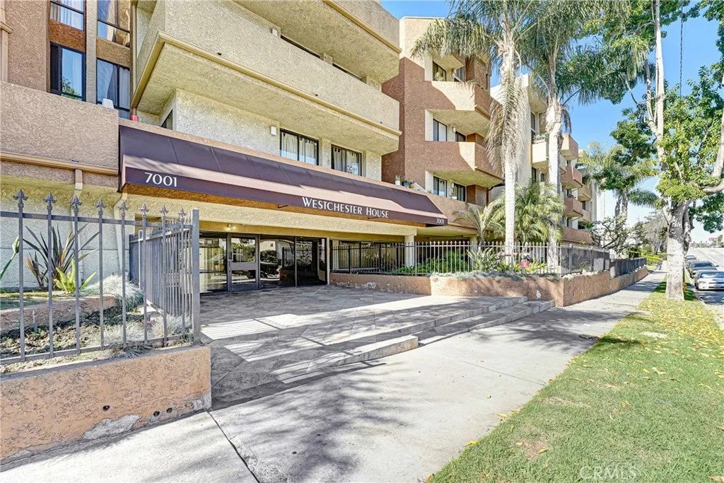 7001 S La Cienega 101 — photo