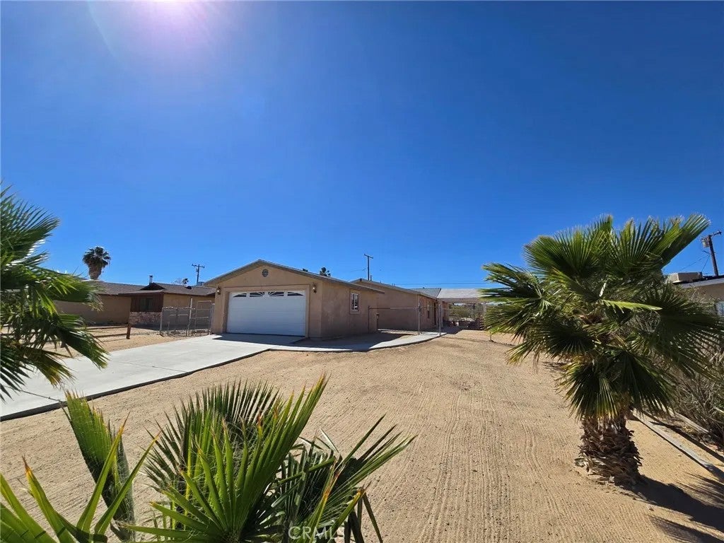 5384 Mariposa — photo