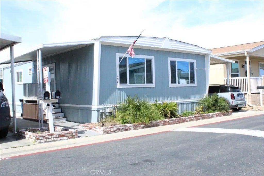 21851 Newland 244 — photo
