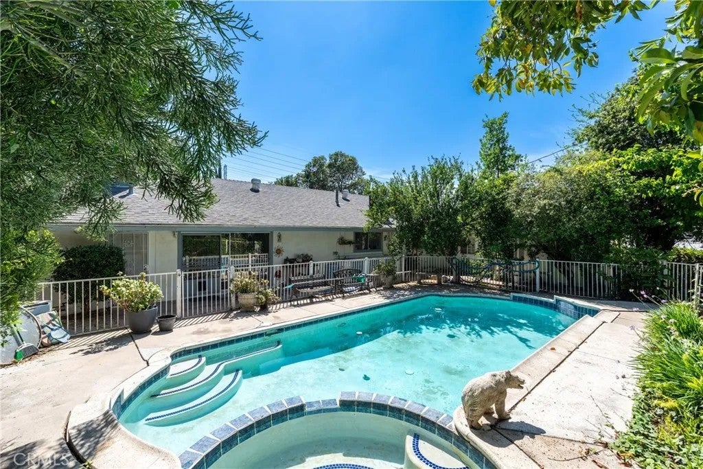 24066 Prado — photo