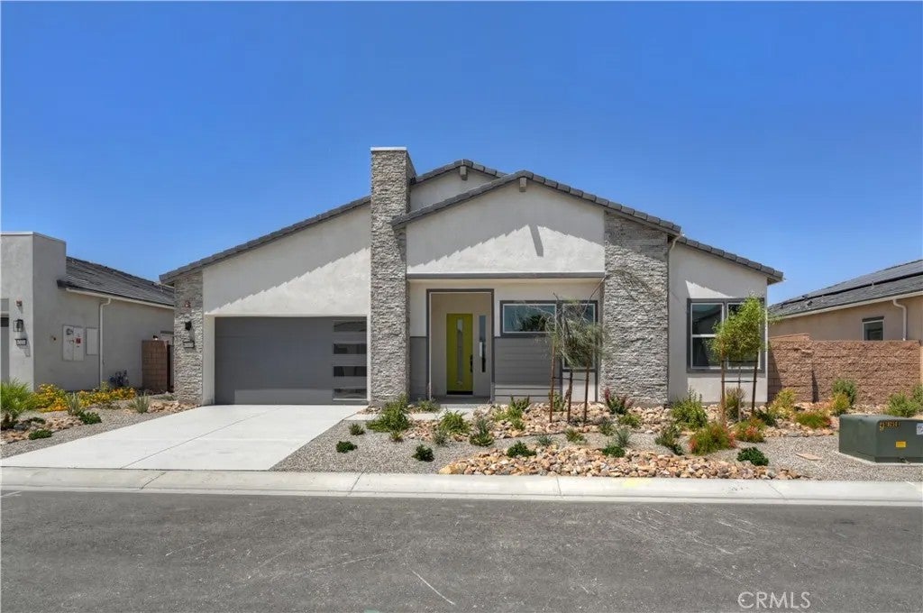 67070 Amethyst Way — photo
