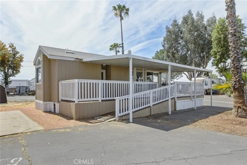 2750 W Acacia Ave — photo