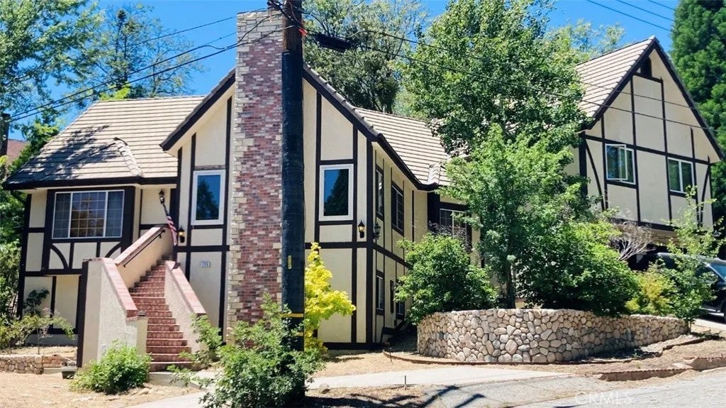 196 Hillcrest Court — photo