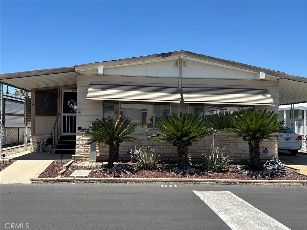655 E Main 101 — photo