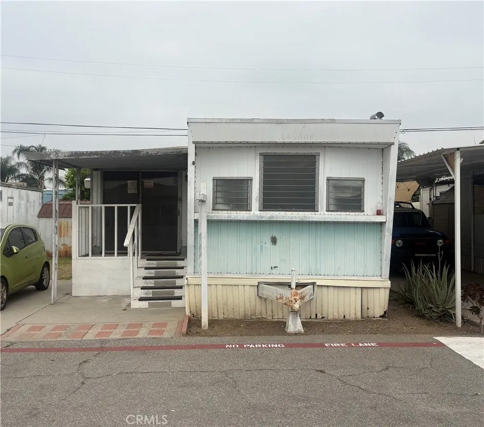 2260 W Rialto Ave #6 — photo