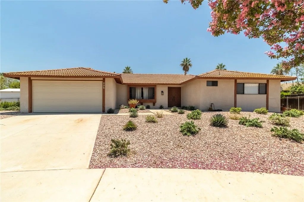235 Pinewood Court — photo