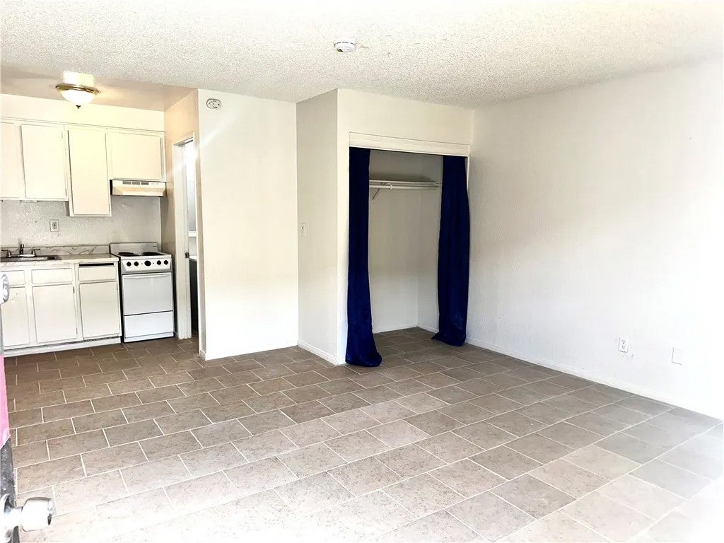 11661 White Avenue 6 — photo