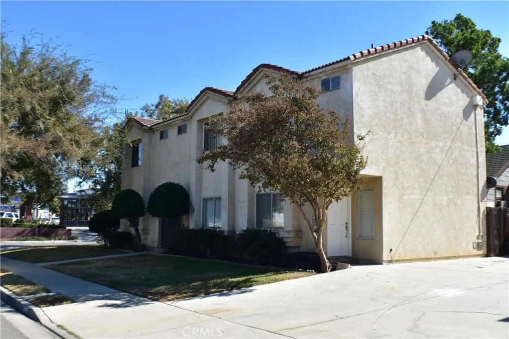 220 W 3rd 101 — photo