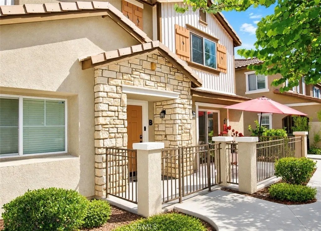 25890 Iris Ave B — photo