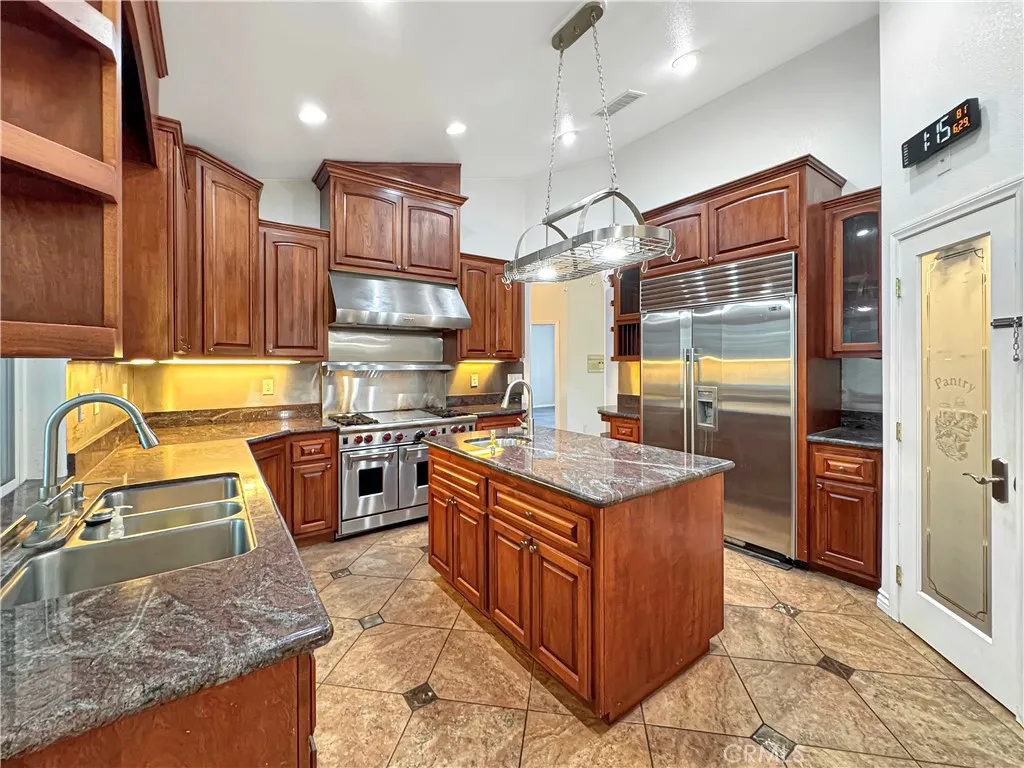 875 Clark, Riverside, CA 92501 — photo 2
