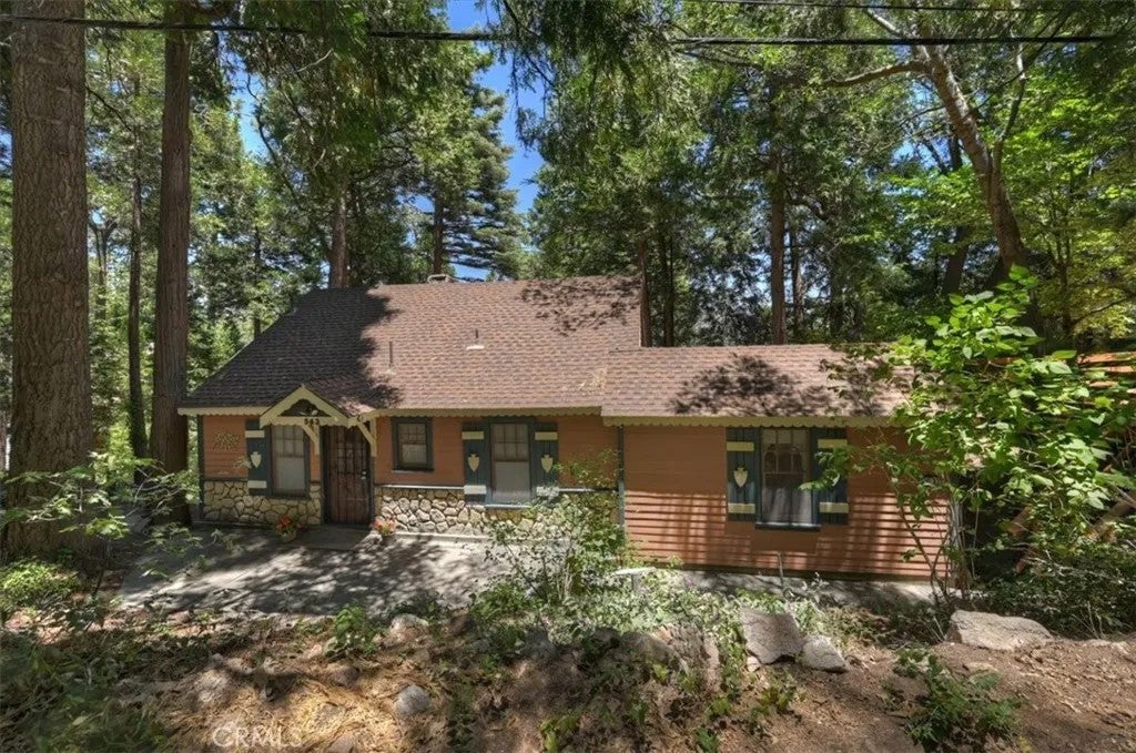 563 E Victoria Court — photo
