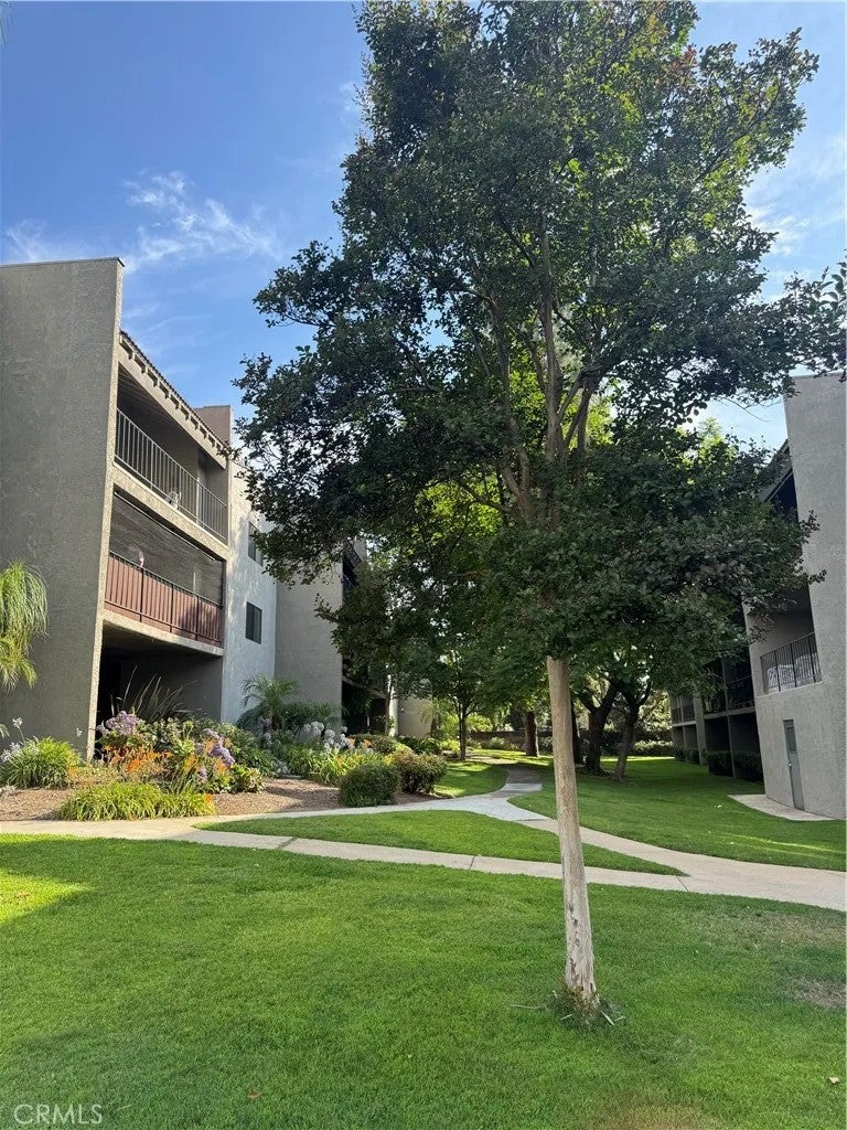 242 E Fern 205 — photo