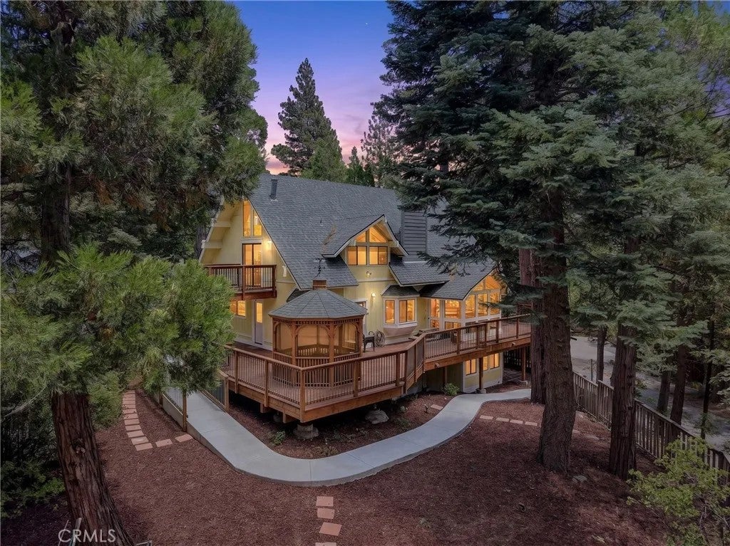 27427 Pinewood — photo