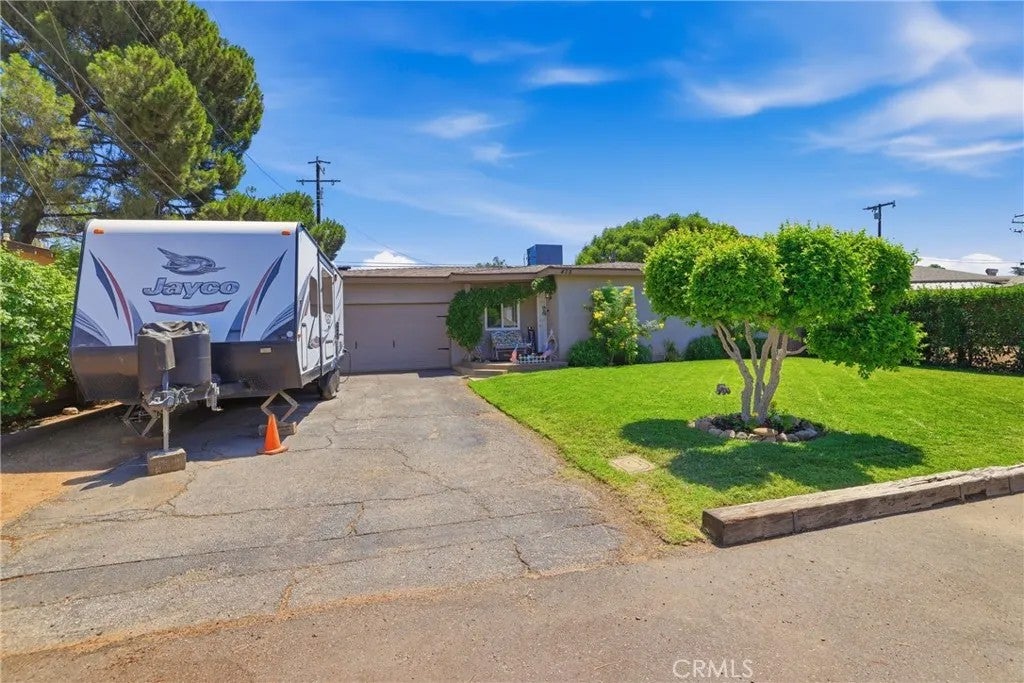 472 Laraine — photo
