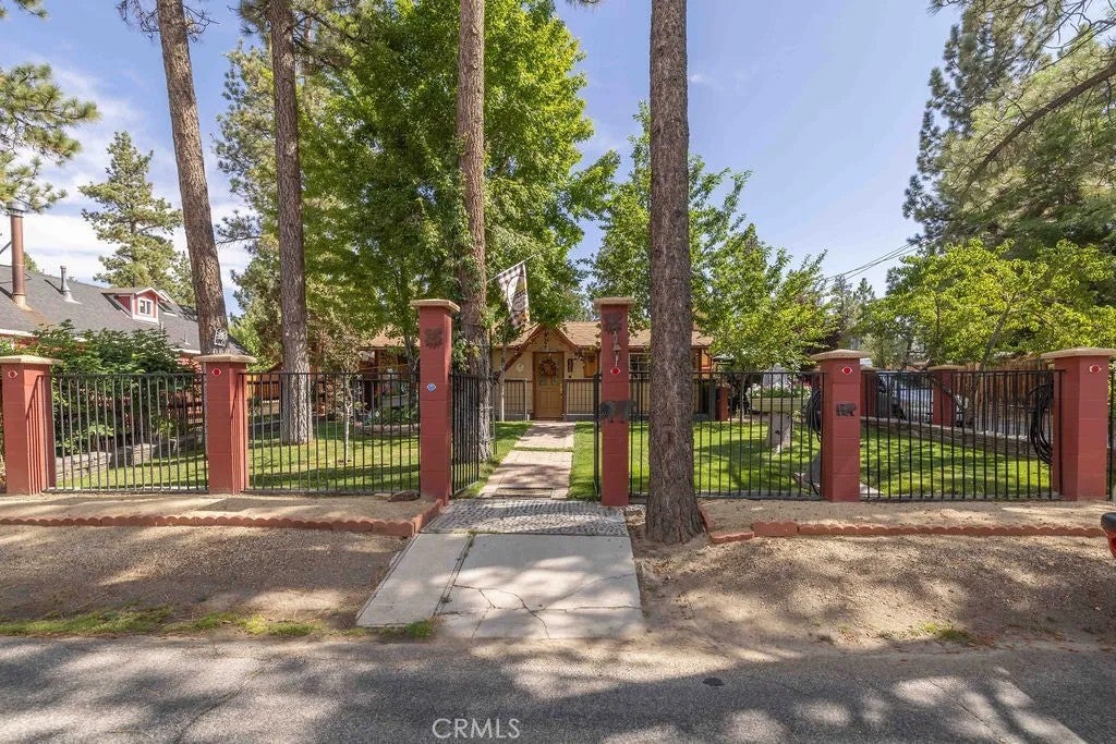 500 E Meadow — photo