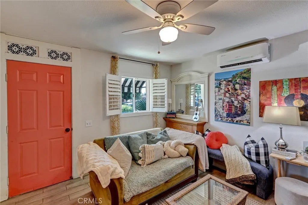 235 E M — photo