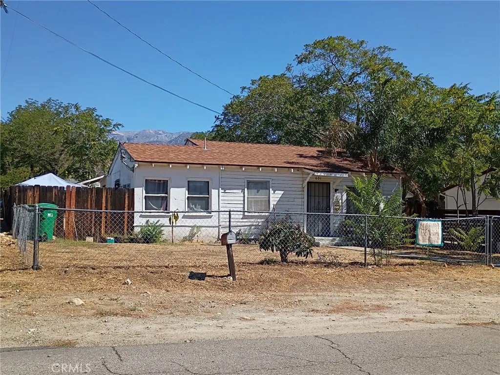 621 E Theodore — photo