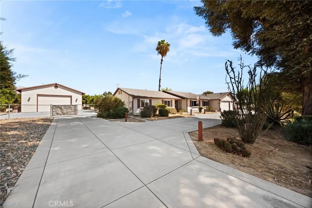 12283 Thomas Lane — photo