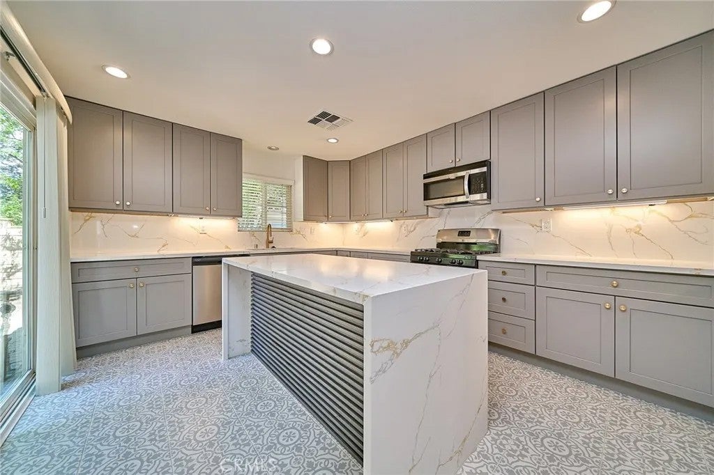 1741 E D — photo