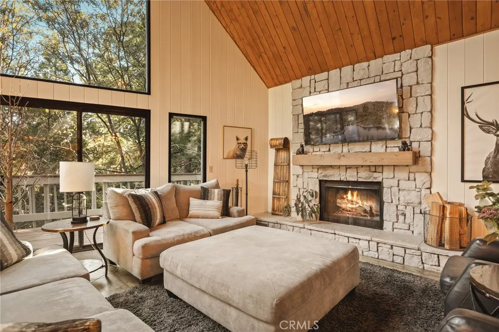 27332 Pinewood — photo