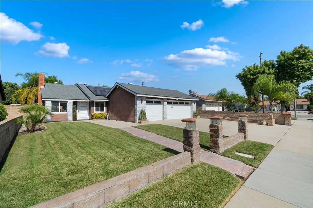 1010 Maple Court — photo