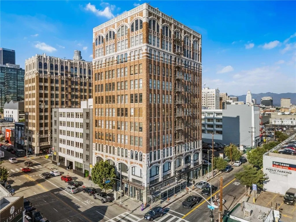 315 E 8th 401 — photo