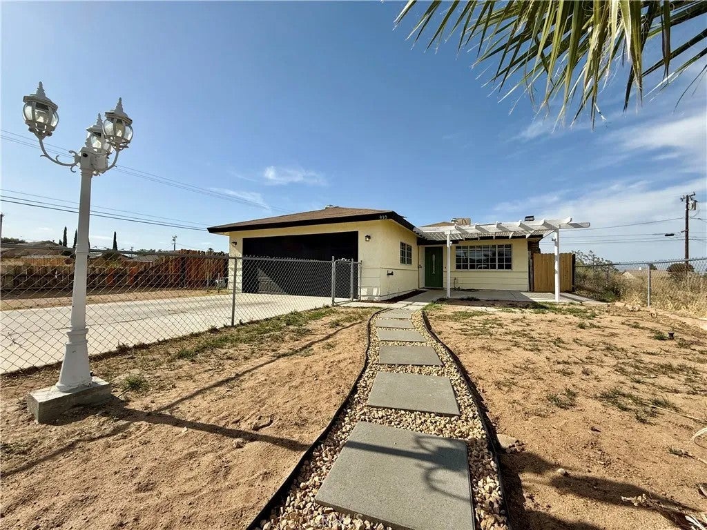 930 W Franklin Avenue — photo