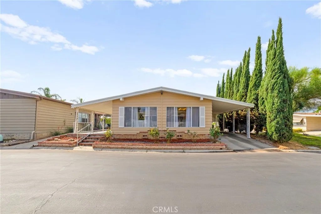1601 S Garey 93 — photo