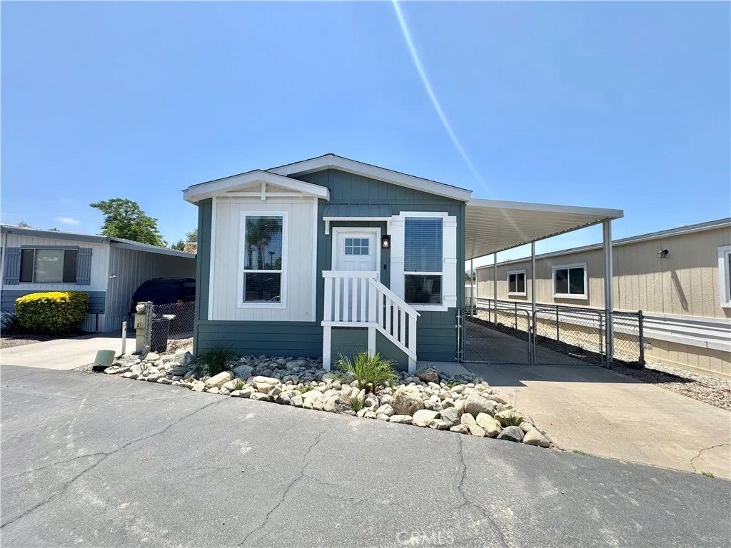 21601 Canyon 21 — photo