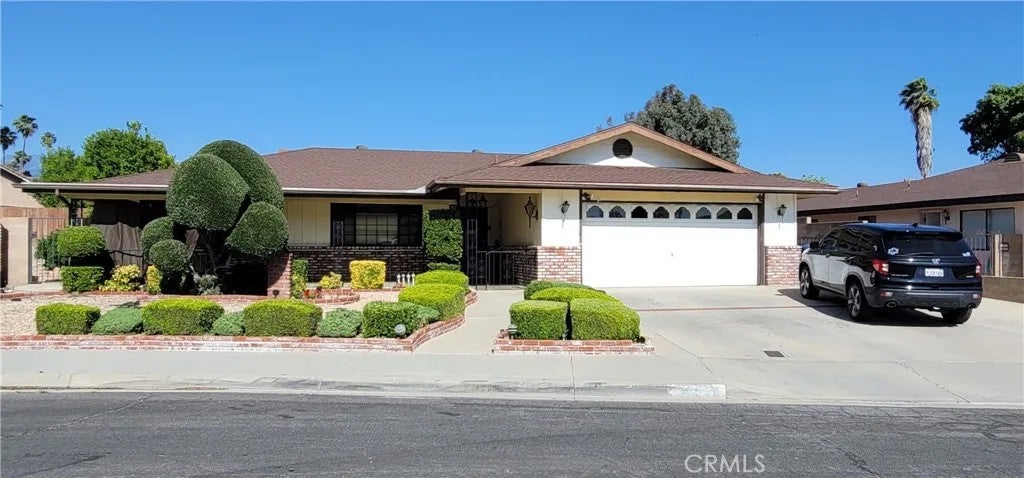 26820 Oxford Court — photo