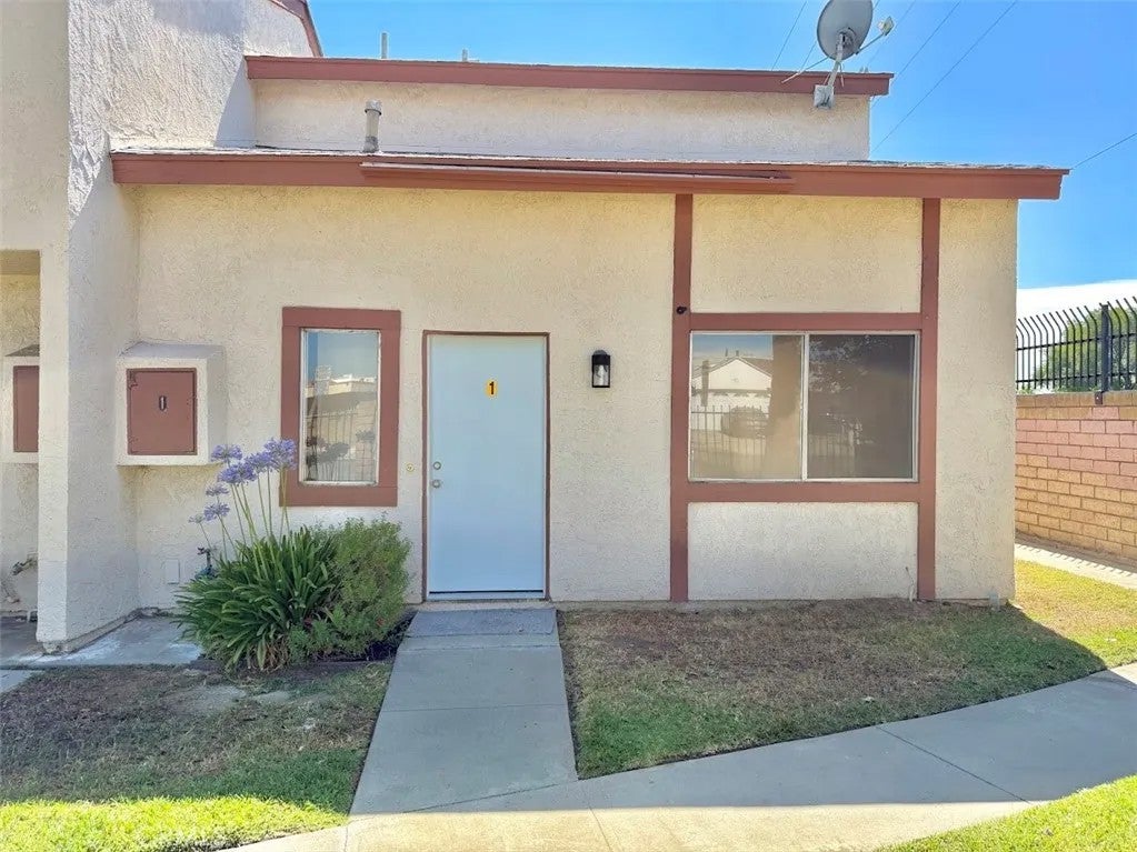 345 N Eucalyptus Avenue 1 — photo