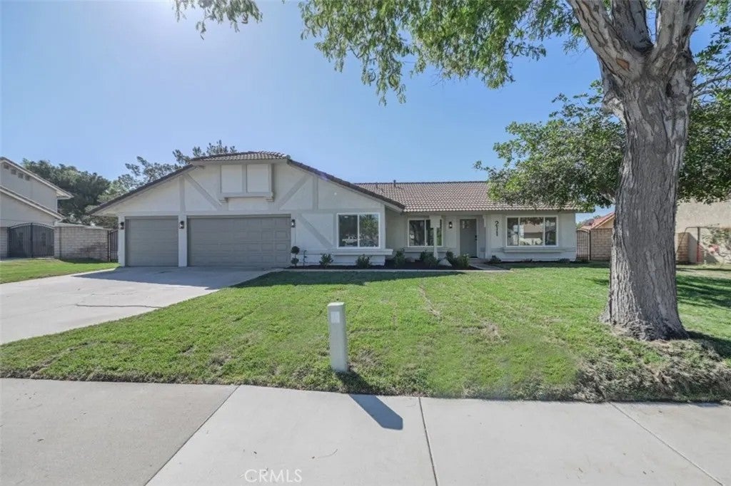 211 W Columbine Avenue — photo