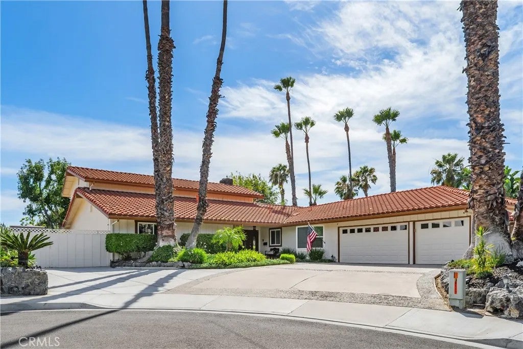 6125 Clarendon Court — photo