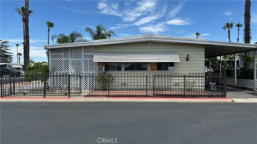 1025 S Riverside 21 — photo