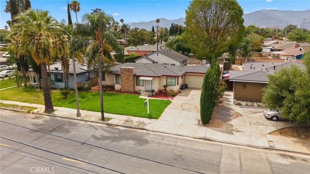 1050 W Olive Street — photo