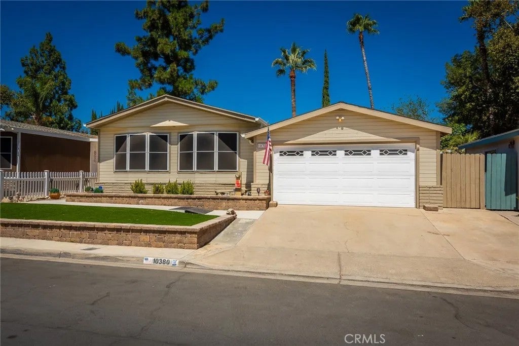 10380 Wagonroad West — photo