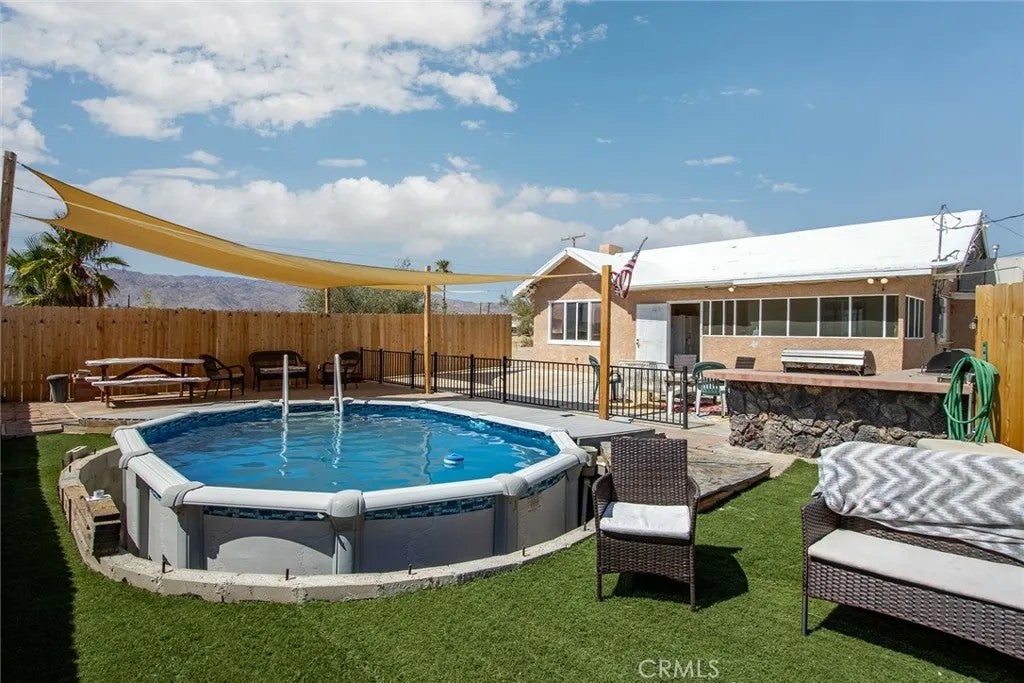 73292 Raymond Way — photo