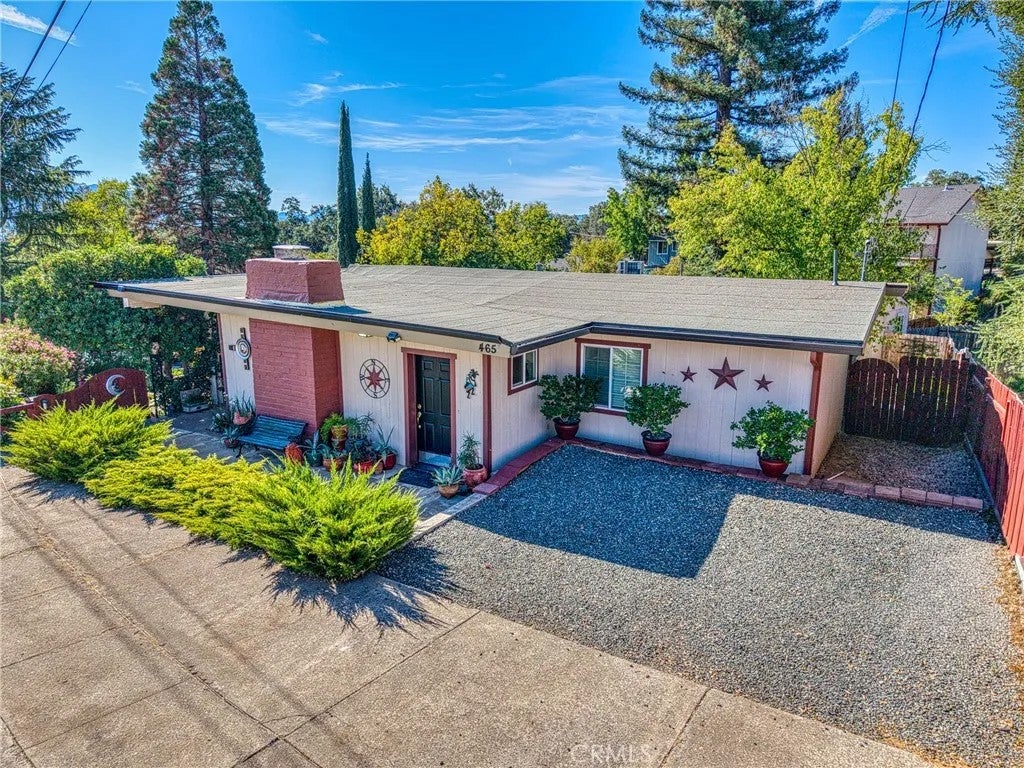 465 Hillcrest Drive — photo
