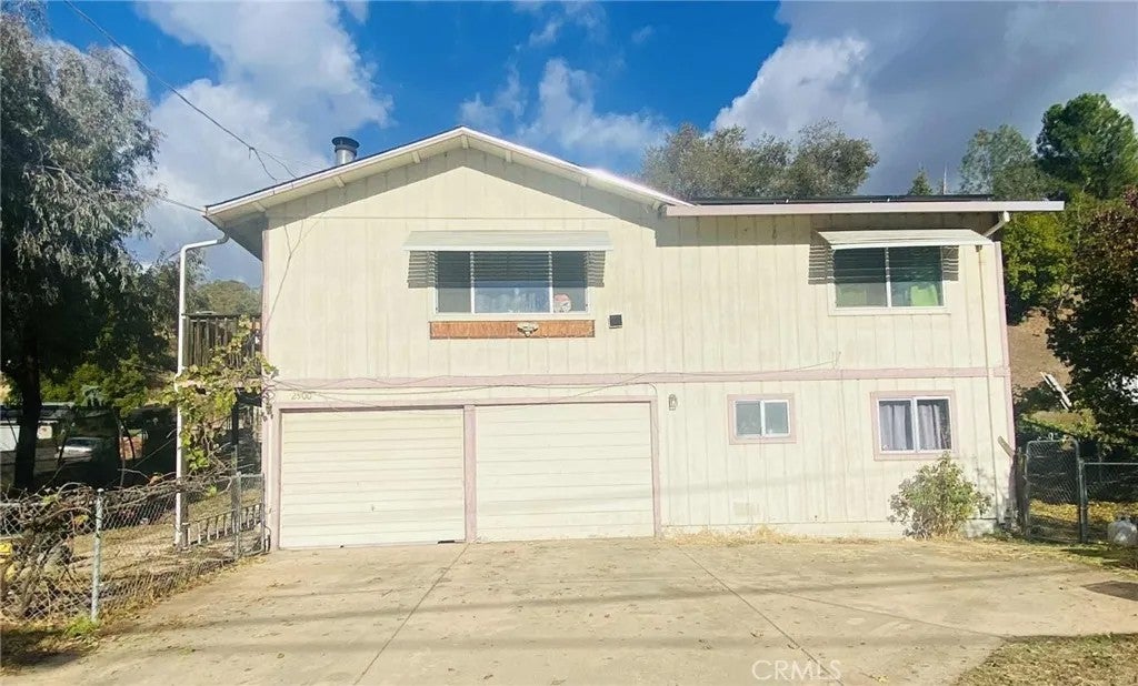 2900 Oakcrest Drive — photo