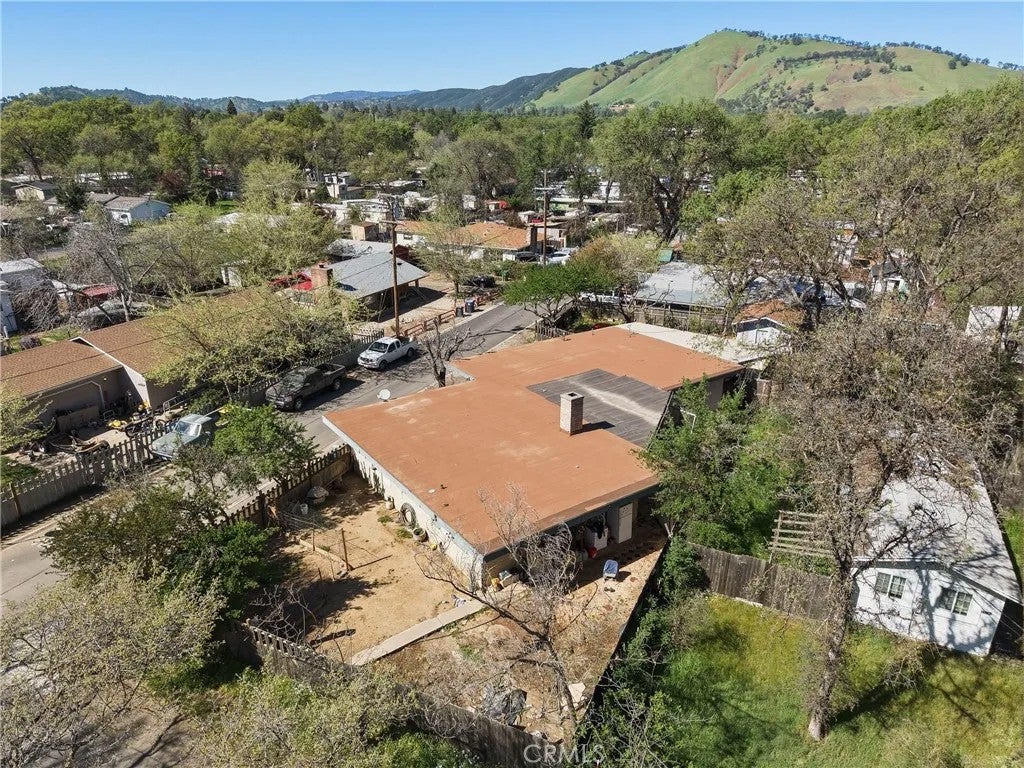3676 Madrone — photo