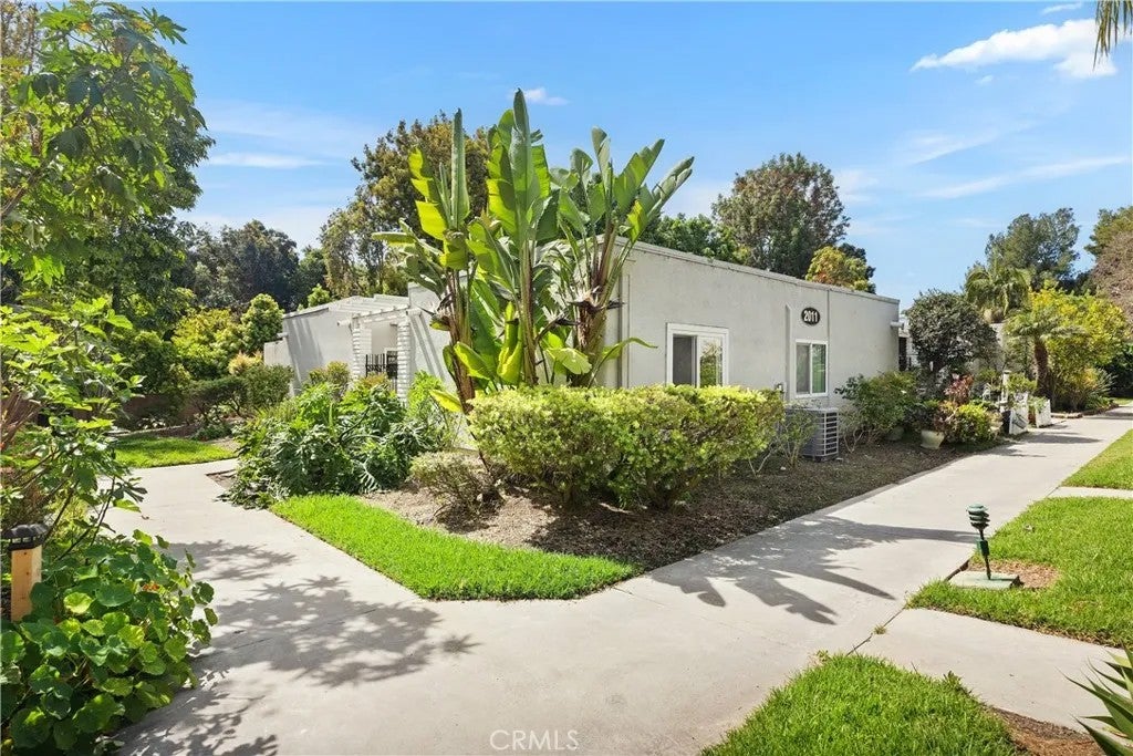 2011 Via Mariposa West a — photo