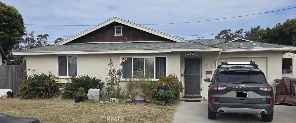 821 Oak Court — photo