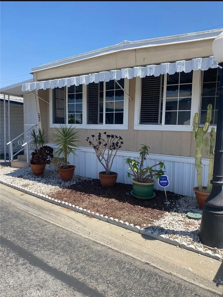 10001 W Frontage Rd — photo