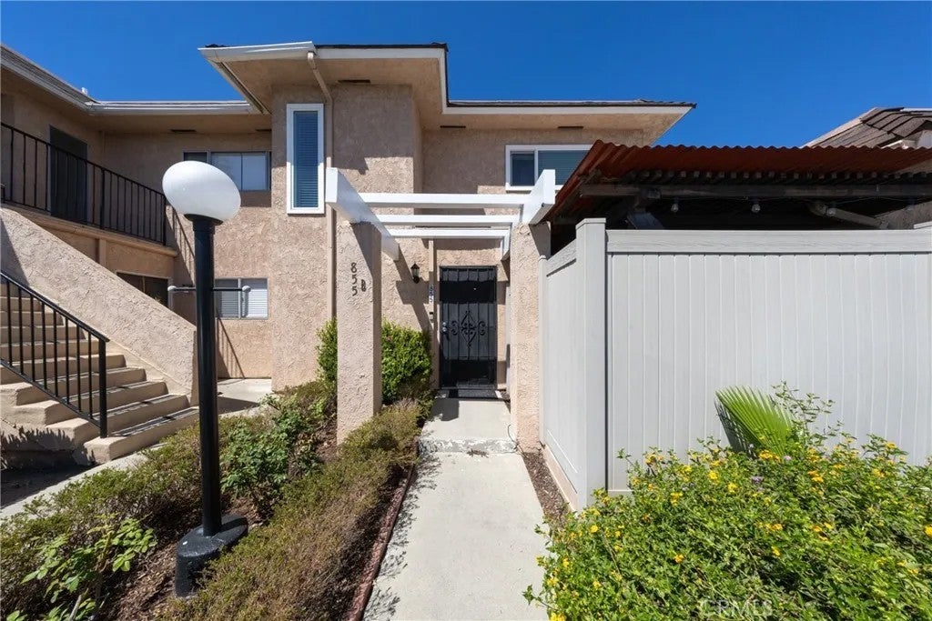 855 Las Lomas B — photo