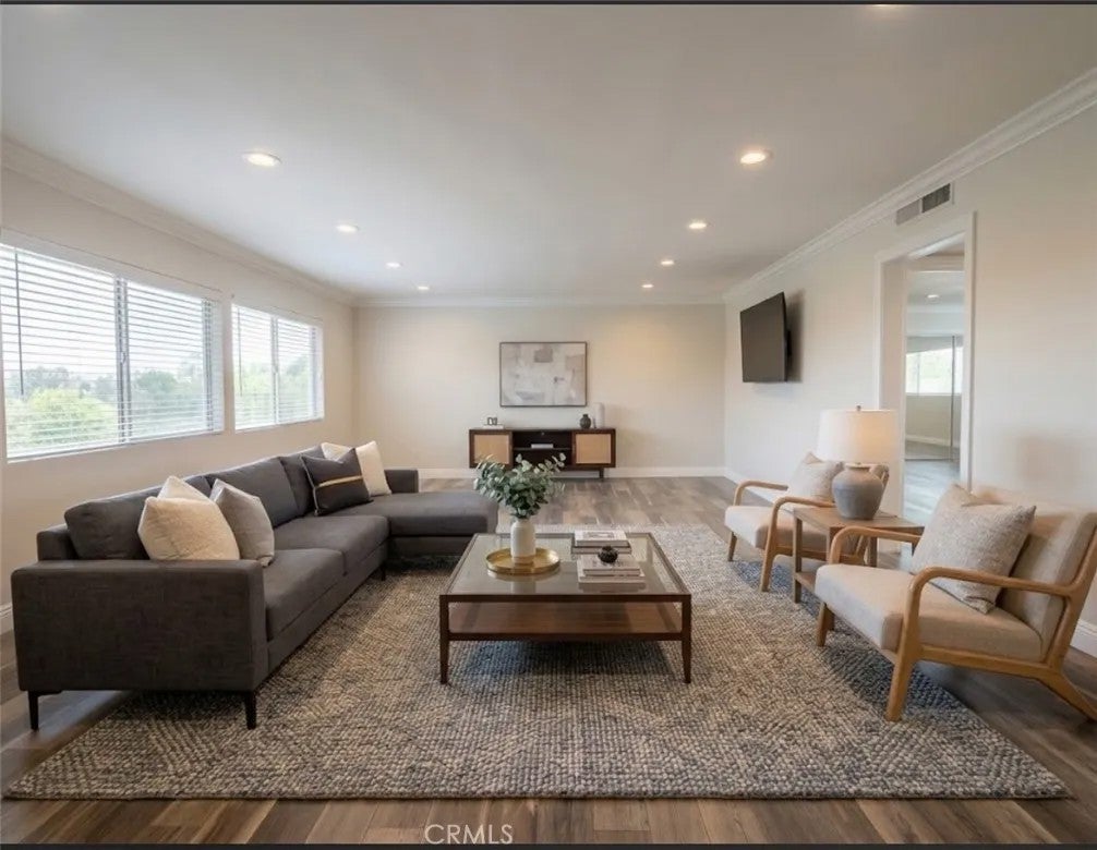 5354 Lindley 204 — photo