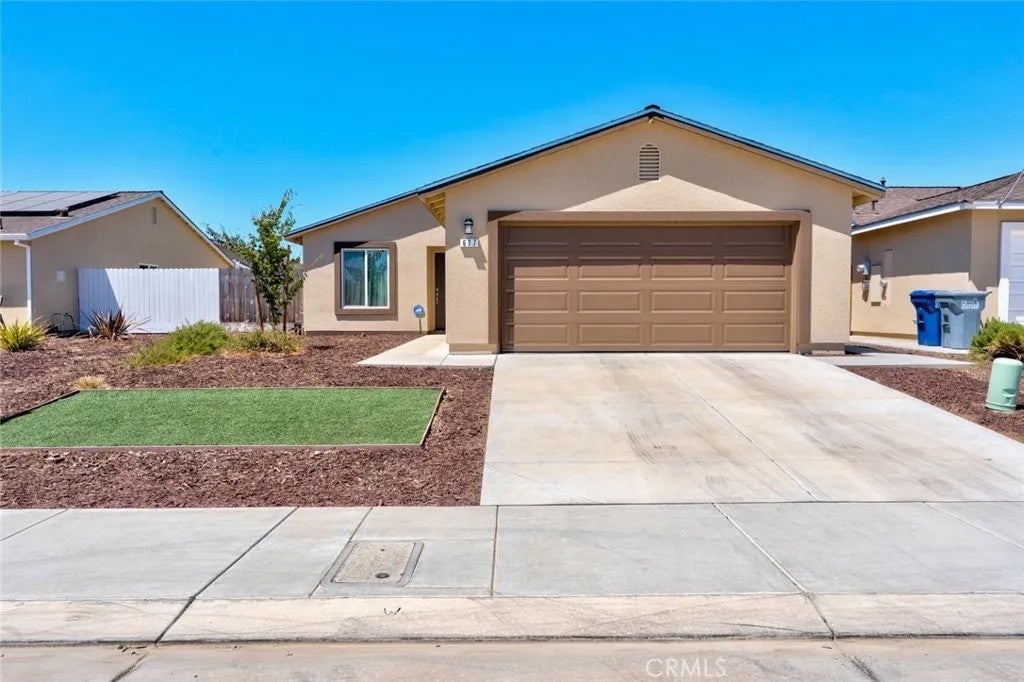 677 Mackenzie Court — photo