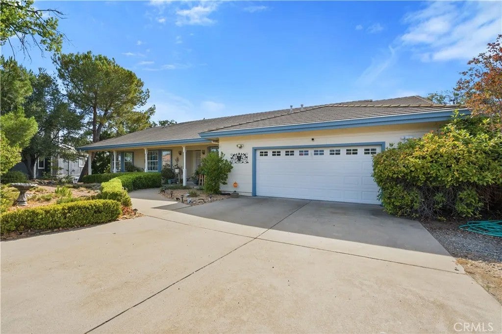 401 Oakridge Court — photo